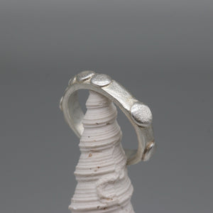 Pebble band ring in sterling silver, size M