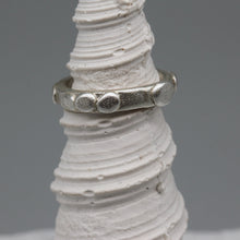 Load image into Gallery viewer, Pebble band ring in sterling silver, size M