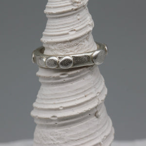 Pebble band ring in sterling silver, size M