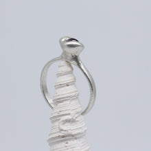 Load image into Gallery viewer, Sculptural purple sapphire ring in sterling silver by Tamara Gomez 3