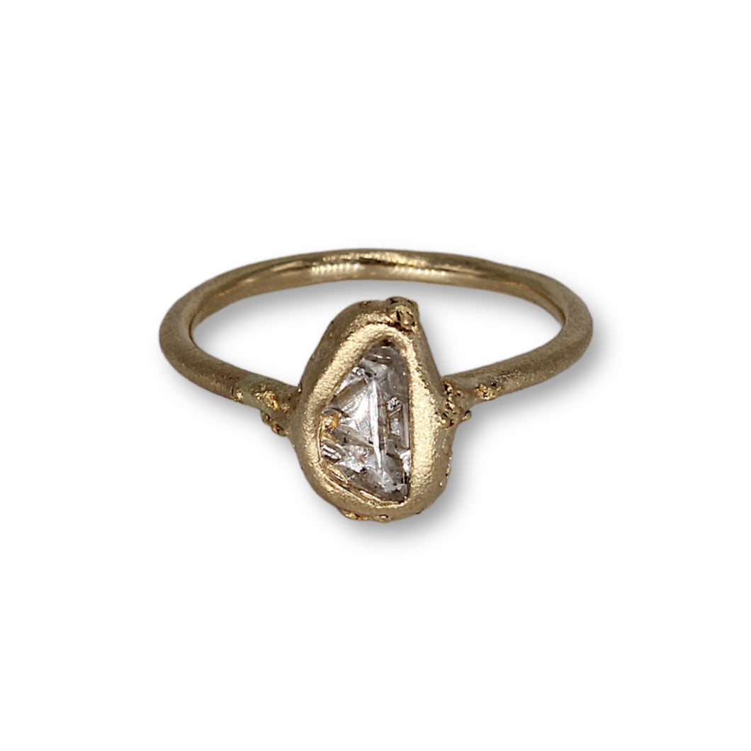 Tamara Gomez Sculpted rough diamond ring in yellow gold 